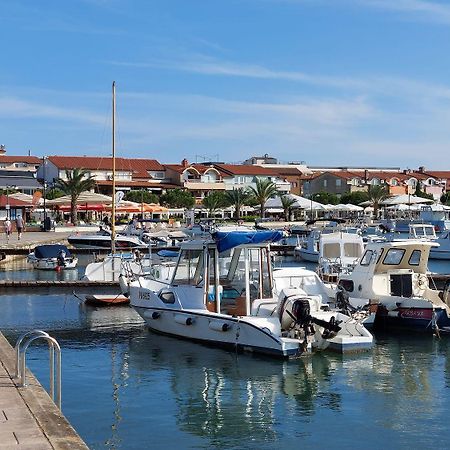 Neu Renovierte Ferienwohnung Mit Klima, Wlan, Terrasse Und Grill Póla Kültér fotó