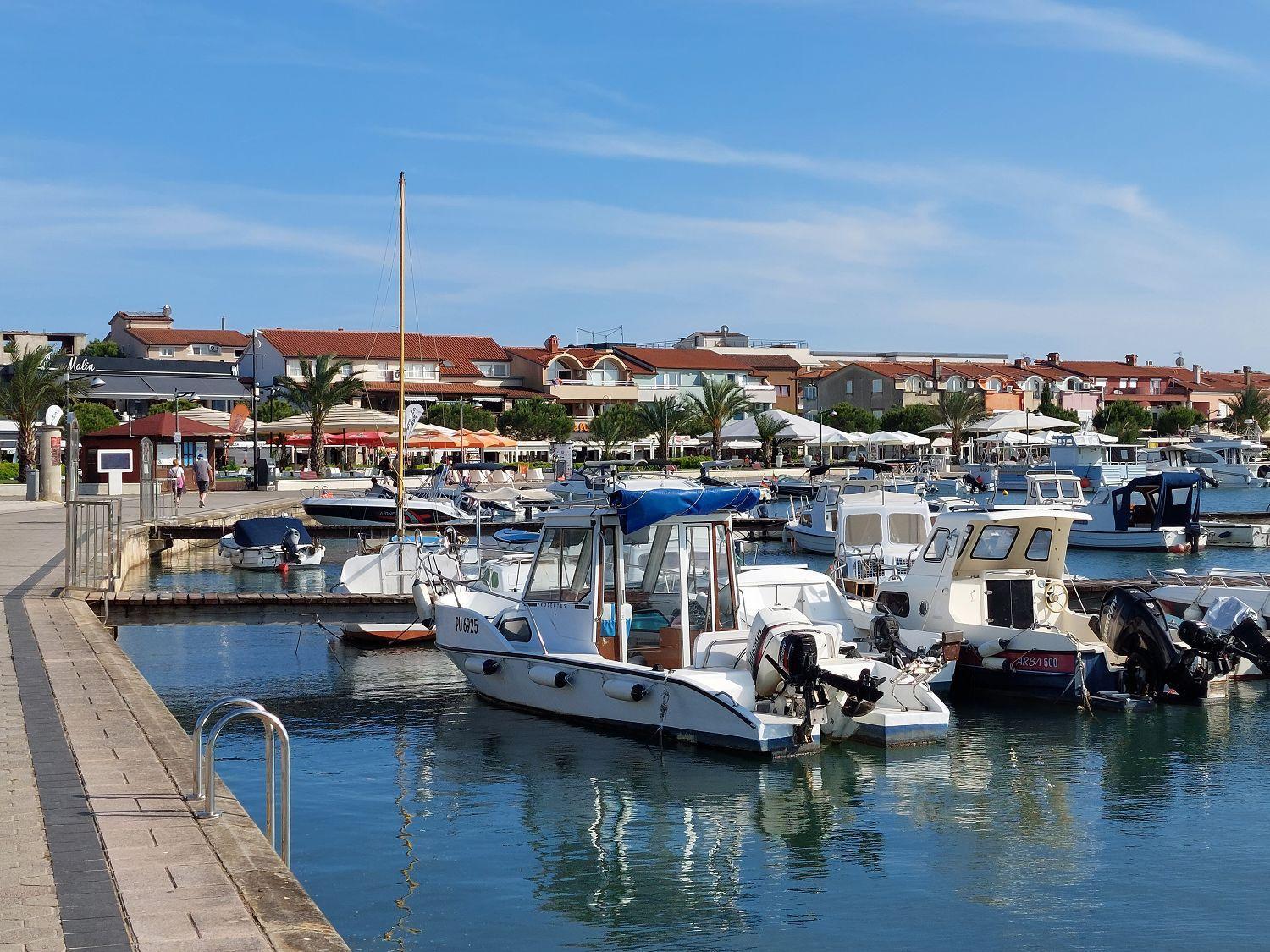 Neu Renovierte Ferienwohnung Mit Klima, Wlan, Terrasse Und Grill Póla Kültér fotó